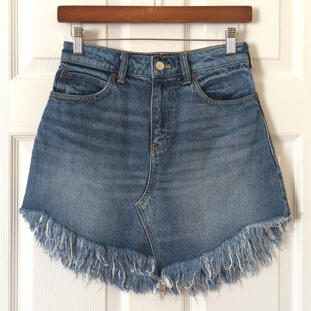 We The Free Bailey Medium Wash High Waisted Frayed Raw Hem Denim Mini Skirt 25